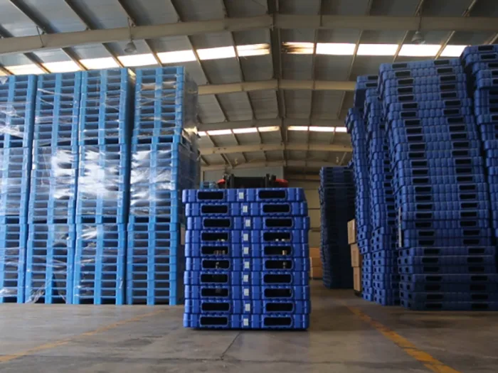 Plastic pallet warehouse